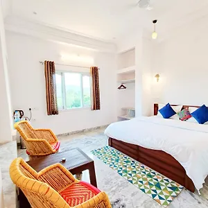 Hotel Prakash Ji's Haveli -luxurious Lakeside Retreat-